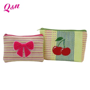 Pochette à fermeture éclair en tissu rayé avec nœud papillon et cerise-Solution de stockage portable pour pièces de monnaie, cosmétiques et essentiels quotidiens - Product Image 1