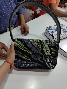 Sac de luxe fait main en perles de rocaille avec foulards brodés, perles et volants, style mode écologique avec fermeture à bouton et bandoulière unique - Product Image 3