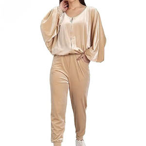 Nouveautés Vente en gros de haute qualité en velours sweat à capuche zippé personnalisé joggers deux pièces survêtement en velours pour femmes - Product Image 1