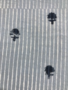 ผ้าฝ้ายพิมพ์ลายด้วยมือ ลายทางแนวตั้งและลายมินิบูติ - Product Image 2