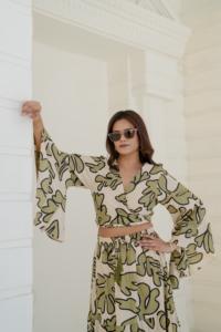 Robe midi à manches bouffantes en bronze Raven, style bohème, pour jardin, gala, ou tenue d'été, coupe féminine et raffinée, motif floral, taille naturelle, écologique 100% - Product Image 4