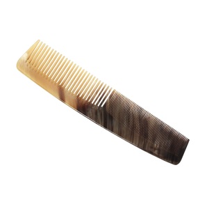 Peigne en corne artisanal écologique fait à la main pour une utilisation en salon Outil de toilettage durable et confortable pour les cheveux et la barbe avec finition polie - Product Image 4