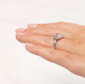 Bague de fiançailles pour femme en moissanite taille brillant ronde avec halo, en argent sterling, idéale pour les fêtes, mariages et comme cadeau, design de bijoux - Product Image 4