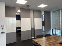 Cloison coulissante pliable en mélamine transparente pour salles de démonstration de salons professionnels et expositions flexibles |   Mur coulissant pour changer de configuration