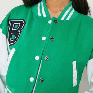 Vestes universitaires Letterman Green Crop & Short Style avec logos personnalisés et couleurs de la veste universitaire pour femme - Product Image 3