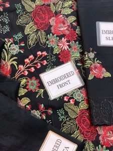 Robe de couleur noire avec fil rouge brodé, très bon design, salwar shalwar kameez de WS INTERNATIONAL - Product Image 3