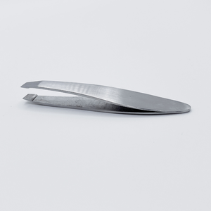 Mini pinzas para cejas profesionales de la mejor calidad con punta inclinada y acabado opaco - Product Image 2