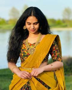 Alta demanda Chinnon seda cosida con trabajo bellamente impreso estilo del sur de la India boda y fiesta especial tradicional Lahenga - Product Image 2