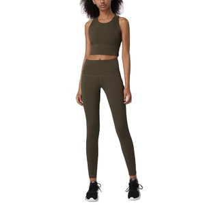 Conjunto de Dos Piezas de Ropa Deportiva para Mujer con Logotipo Personalizado OEM, Top Corto Informal de Otoño, Pantalones Joggers de Cintura Alta con Bolsillos - Product Image 3