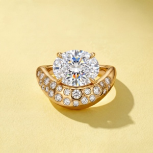 Bague en or jaune pour femme avec diamant de laboratoire taille brillant rond, pierre centrale et diamants pavés sur les côtés, bijou de fiançailles de luxe - Product Image 2
