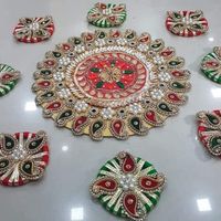 Porte-bougie tealight Rangoli avec fleurs artificielles et métal pour une décoration et des célébrations écologiques de Diwali à la maison