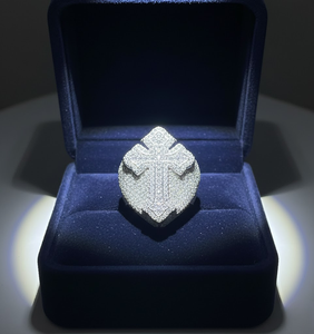 Anillo Cruzado con Micro Pavé de Diamantes Moissanite en Plata de Ley 925, Diseño Audaz Inspirado en la Fe - Product Image 1