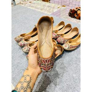 Chaussures fantaisie en cuir véritable pour femmes, artisanat à la mode, broderie traditionnelle indienne du Rajasthan, qualité durable, toutes saisons - Product Image 5