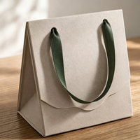 Maßgefertigte Dreieckige Kraftpapier-Geschenkbox mit Grünem Bandgriff, Prägung & Glanzlaminierung für Hochzeitsgeschenke und mehr