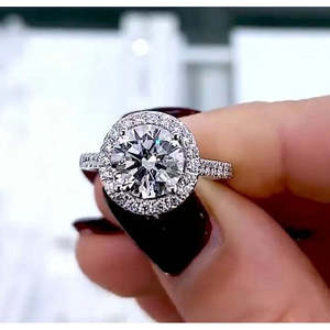 Bague de fiançailles halo avec diamant rond cultivé en laboratoire de 2,50 carats, couleur DEF, clarté VVS-VS, certifiée IGI - Product Image 2