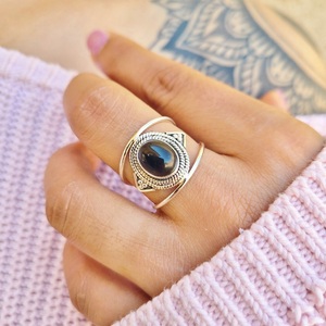 Bague en pierre précieuse d'onyx noir pour femmes, faite à la main, lunette taillée en marquise, bijoux fins classiques pour un usage quotidien, mariages, anniversaires - Product Image 5