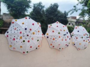 Parapluie décoratif blanc avec miroir Work & Pom-Poms Indian Wedding & Festival Decor Parasol Ethnic Event Decoration Umbrella - Product Image 2