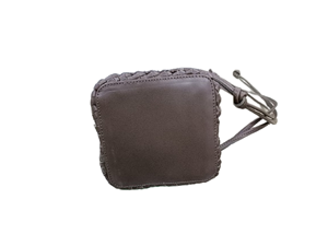 ขายดีกระเป๋าเป้สะพายหลังทรงถังความจุปานกลางหนังแท้สีมะกอกปักโลโก้โซ่พู่เชือกแบบถักด้วยมือ - Product Image 4