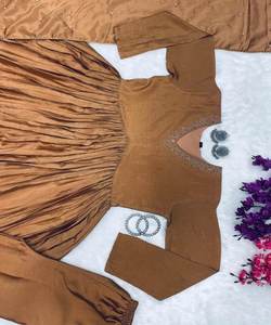 Vestido de fiesta de organza de moda con diseño vibrante pintado a mano y acentos de volantes Estampado de bloques y detalles de peleas - Product Image 5