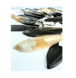 Peignes en corne naturelle faits à la main conception de poisson cadeaux de nouveauté pour le soin des cheveux peigne en corne bouclée naturelle à moins de votre budget - Product Image 2
