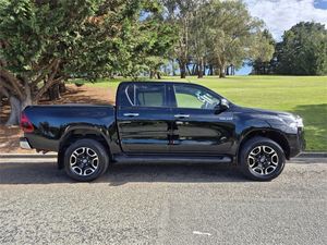 Auto Usado Super Limpio 2024, Hilux SR5 2.8DT Diésel, Automático, Volante a la Izquierda, 4x4, Asientos de Cuero, Techo Corredizo, Listo para Enviar - Product Image 1