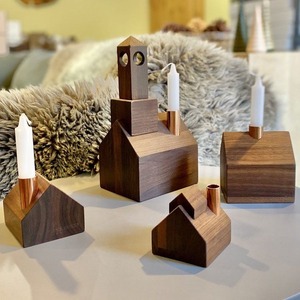 Bougeoir en bois en forme de cabane rustique fabriqué à la main avec couvercle brillant pour la décoration intérieure de Pâques et les accents de table - Product Image 1