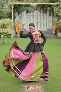 Las vibraciones de Navratri son tradicionales y espirituales y se centran en los divertidos aspectos festivos del festival Reyon Atractivo Gota Patti - Product Image 2