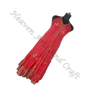 Robes de plage bohémiennes à imprimé floral et col en V Robes longues bohémiennes Robe en soie sari recyclée pour femmes Robe de soirée élégante - Product Image 5