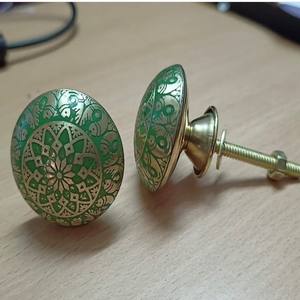Pomo de latón hecho a mano personalizado con puntos blancos y negros para cajones de tocador y gabinetes, fabricado en India - Product Image 3