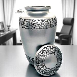 Urne décorative élégante en argent de style américain avec gravure florale complexe Urnes de crémation en gros des collections Maaz - Product Image 2