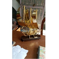 Bateau en laiton pur de haute qualité, fait à la main, décoration d'intérieur, bateau vintage avec base en bois, finition de haute qualité, bateau en laiton marin