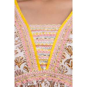 เคอร์ต้าผ้าไหมสีชมพูสำหรับผู้หญิงพิมพ์ลายพื้นเมืองซาลวาร์คาเมซใส่ทำงานด้วยกางเกงและดูปองตา - Product Image 2