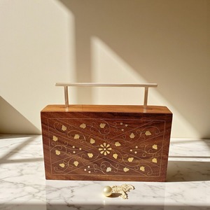 Bolso de Mano de Madera Tallada Artístico con Cadenas, Pieza de Moda que Refleja un Diseño Elegante y Sostenible - Product Image 2