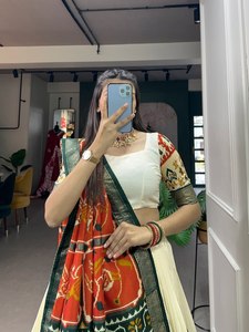 Ensemble Lehenga Choli spécial Navratri de qualité supérieure avec bordure Zari, couleurs vives et broderie ethnique Kutchi pour femme - Product Image 4