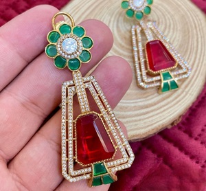 Boucles d'oreilles élégantes en plaqué or de qualité supérieure serties de pierres Look parfait pour les mariages pour les femmes - Product Image 1