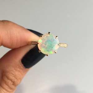 Bague de luxe unisexe en or 14 carats avec opale naturelle d'Éthiopie Welo taillée et diamants pavés, pierre de naissance d'octobre, pour mariage et soirée - Product Image 4