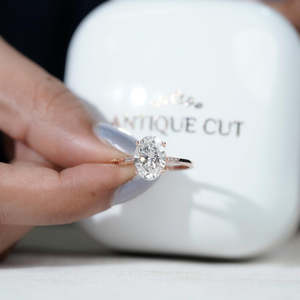 Bague de fiançailles en or rose certifiée IGI avec diamants ovales et pavés, alliances en diamants - Product Image 6