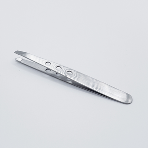 Pince à sourcils unique de la meilleure qualité avec finition sable incurvée à pointe inclinée - Product Image 2