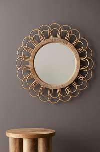 Miroir mural vintage en rotin idéal pour les intérieurs d'inspiration patrimoniale maisons culturelles salons traditionnels et couloirs élégants - Product Image 3