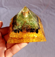 Pyramide d'Orgone Sculptée de Qualité Supérieure en Orgonite, Citrine, Tourmaline Noire, Aventurine Verte, Pierre Naturelle et Résine