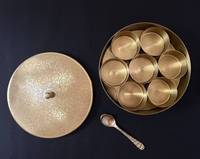 Boîte à épices carrée en laiton pur très rare, élégante, Masala Dani Dabba, 1 cuillère, 9 compartiments, polyvalente