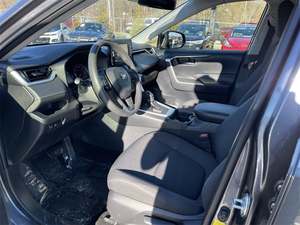 Toyota RAV 4 LE 2019 / Disponible para la venta con bajo kilometraje / Motor de gasolina / Auto usado en buen estado y sin accidentes / Sin problemas / Tracción en las cuatro ruedas - Product Image 5