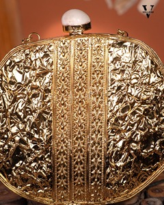 กระเป๋าคลัทช์ประดับมุกสุดหรูพร้อมดีไซน์รูปพระจันทร์ครึ่งเสี้ยวทันสมัยและเป็นมิตรกับสิ่งแวดล้อมสำหรับงานแต่งงานตอนเย็น - Product Image 6