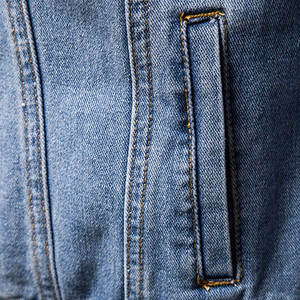 แจ็กเก็ตผ้ายีนส์ของผู้ชายเสื้อแขนยาวมีกระเป๋าด้านหน้าติดโลโก้ - Product Image 4