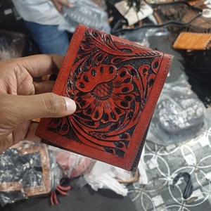 Portefeuille à deux volets pour femme Fabriqué à la main en cuir de vachette usiné avec protection RFID Élégant et sécurisé Fabriqué en Inde - Product Image 5