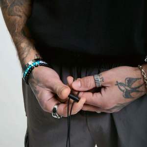 Pantalon cargo Charcoal Streetwear moderne Poignets de cheville réglables Taille élastique Tissu durable Poches zippées cachées Coupe élégante - Product Image 4