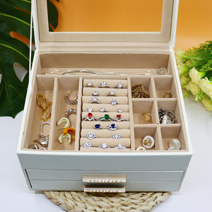 Organisateur de bijoux en cuir PU blanc à 3 niveaux avec couvercle en verre pour ranger les boucles d'oreilles, les colliers, les bracelets et les bagues - Product Image 2