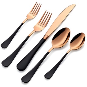 Ensemble de couverts en acier inoxydable fabriqué en Inde avec un aspect poli brillant sur la table avec une finition martelée colorée sur la poignée Prix bas 2024 - Product Image 5