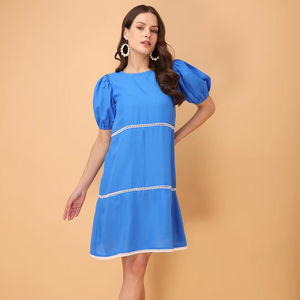 Vestido de cuello redondo de manga corta por encima de la rodilla ajustado y acampanado para mujer - Product Image 1