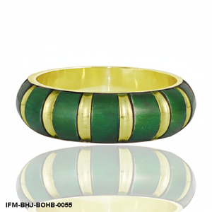 Brazalete Artesanal de Cuerno Verde y Latón con Rayas Anchas, Joyería Boho Sostenible - Product Image 1